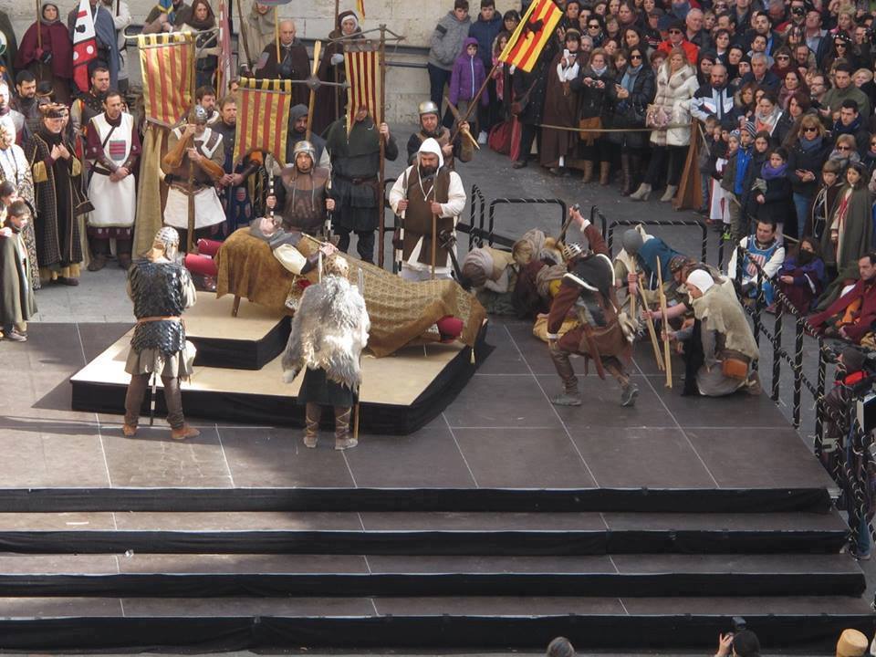 Almogávares rindiendo homenaje a su compañero Diego de Marcilla en las Bodas de Isabel de Segura