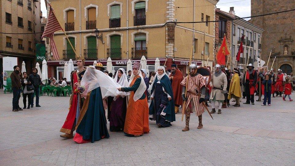Desfile de los grupos recreacionistas en los Desposorios de Jaime I y Leonor de Plantagenet en Ágreda