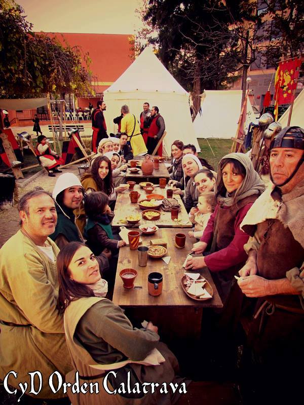Momento de la comida en el campamento medieval de Alcora