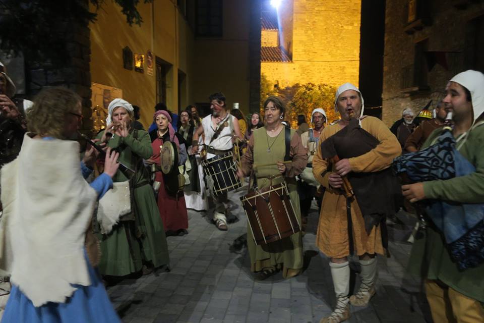 Almogávares de Zaragoza y de Caspe tocando por las calles de Bagá