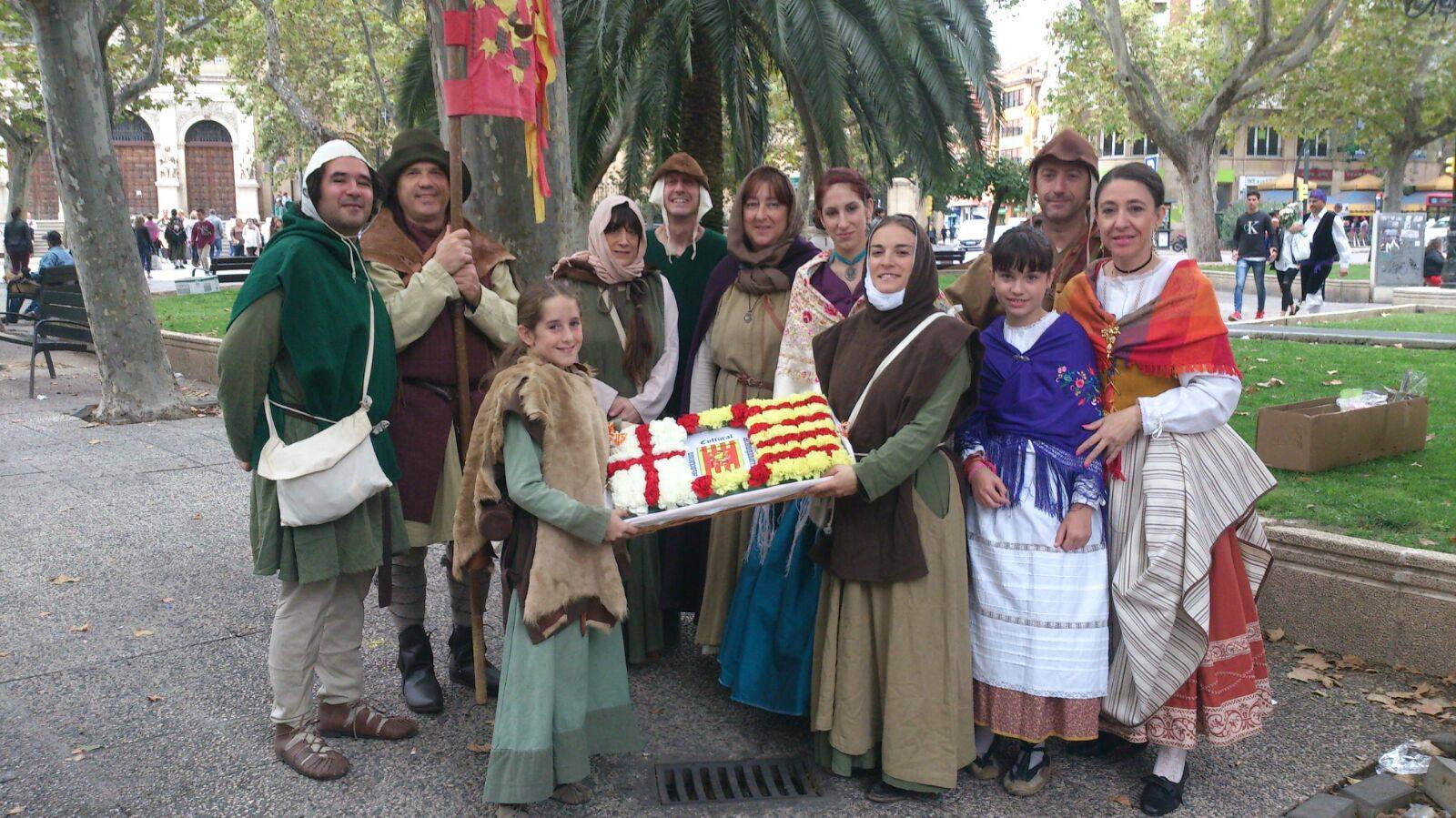 Grupo Almogávar de Zaragoza, esperando para hacer la salida a la Ofrenda de Flores a la Virgen del Pilar